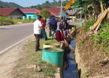 Warga Kelurahan Sambuli Sambut HUT ke-79 RI dengan Bersih-bersih Lingkungan