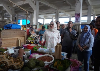 Merasa Diperhatikan, Pedagang Pasar Sentral Kendari Berani Curhat Kepada Giona Nur Alam