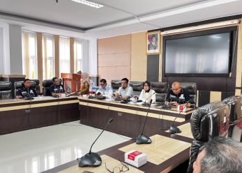 Isak Tangis Warga Warnai Rapat Dengar Pendapat DPRD Kota Kendari Soal Wisma Melati dan Karaoke Miyabi