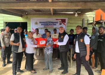 Polda Sultra Berikan Paket Sembako kepada Masyarakat dalam Rangka Sambut HUT Bhayangkara ke-79