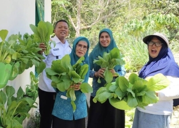 Camat Kendari Bersama Ketua TP. PKK Kunjungi Balai Penyuluhan Pertanian di Kelurahan Mangga Dua