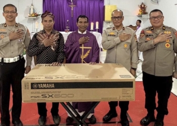 Wakapolda Sultra Hadiri Misa di Gereja St. Isidorus, Serahkan Bantuan Keyboard dan Gelar Bakti Kesehatan