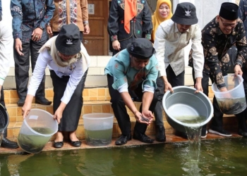 Penguatan Ekoteologi, Kakanwil Kemenag Sultra Lepas 500 Benih Ikan Lele Kantor Kemenag Kolaka Utara
